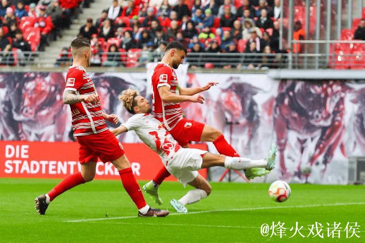 有些尴尬，0-6惨败后阿贾克斯球员将球衣送给球迷后反被扔回